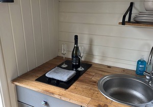 Cabin - Sleeps 2 hot tub & parking