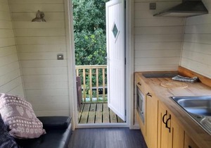 Glamping Hut - Riverview 5