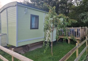 Glamping Hut - Sleeps 2 hot tub & parking