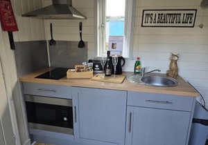 Glamping Hut - Sleeps 2 hot tub & parking