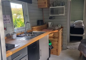 Glamping Hut - Sleeps 2, hot tub & parking