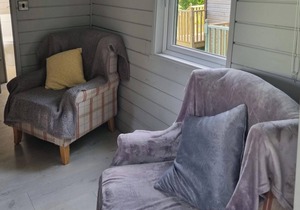 Glamping Hut - Sleeps 2, hot tub & parking