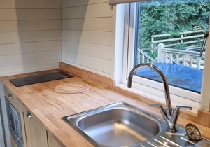 Glamping Hut - Sleeps 2, hot tub & parking