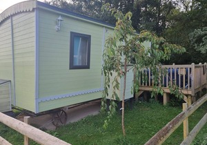 Glamping Hut - Sleeps 2, hot tub & parking