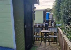 Glamping Hut - Sleeps 2, hot tub & parking