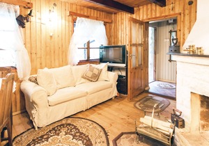 This cottage is located on a small hill, directly on the lake with its own jetty.