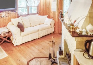 This cottage is located on a small hill, directly on the lake with its own jetty.