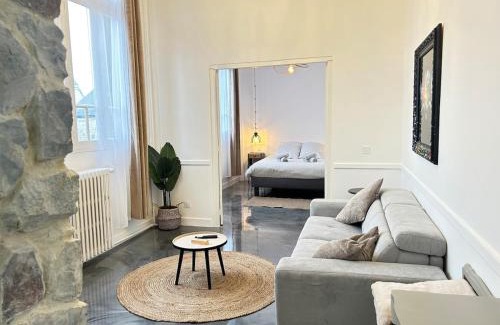 Domfront en Poiraie Apartment | Élégant*Epoxy*Design&Décor