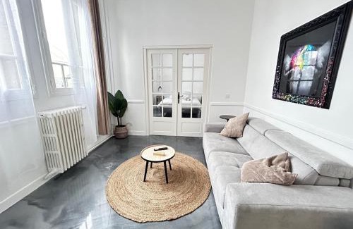 Domfront en Poiraie Apartment | Élégant*Epoxy*Design&Décor