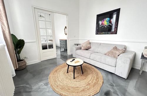 Domfront en Poiraie Apartment | Élégant*Epoxy*Design&Décor
