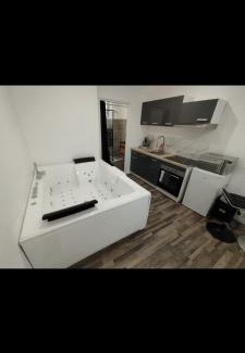Saint-Paul-de-Fenouillet Apartment | Élégant studio avec jacuzzi