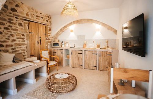 La Celle-sous-Gouzon Apartment | Évasion grecque en duo Suite balnéo Wifi