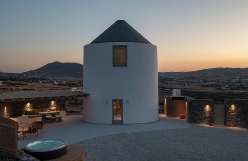 Naousa House | ōrigín The Cycladic windmill