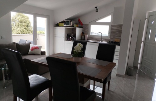 Pavicini Apartment | Šarmantno stanovanje sa krasnim pogledom na more i prelijepa zelena Istra.