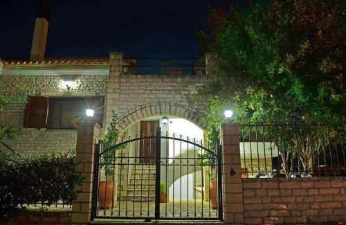 Igoumenitsa Apartment | ΤΟ ΠΕΤΡΙΝΟ - Καλοκαιρινό Σπίτι κοντά στα Σύβοτα - ΦΑΣΚΟΜΗΛΙΑ