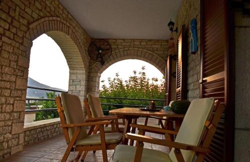 Igoumenitsa Apartment | ΤΟ ΠΕΤΡΙΝΟ - Καλοκαιρινό Σπίτι κοντά στα Σύβοτα - ΦΑΣΚΟΜΗΛΙΑ