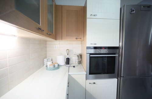 Kastoria Apartment | Χαλαρώστε σε αυτόν τον ήρεμο, κομψό χώρο με τζάκι ιδιωτικό παρκινγκ και γραφείο