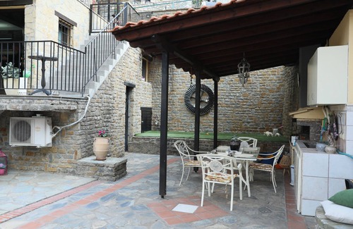 Kastoria Apartment | Χαλαρώστε σε αυτόν τον ήρεμο, κομψό χώρο με τζάκι ιδιωτικό παρκινγκ και γραφείο