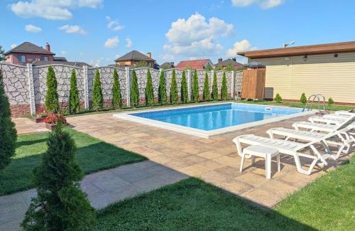Boryspil House | Дом с бассейном и сауной