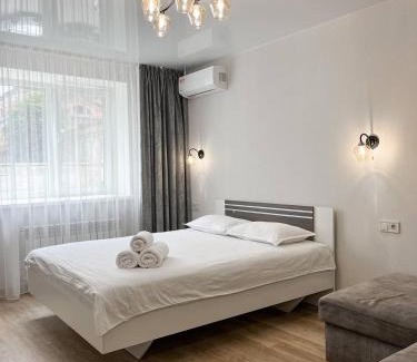 Sukhinovka Apartment | Світлі апартаменти в самому Центрі біля Корпусного парку - Мережа HELEN