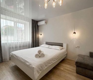 Sukhinovka Apartment | Світлі апартаменти в самому Центрі біля Корпусного парку - Мережа HELEN