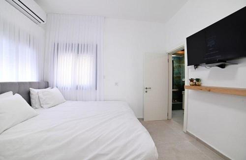 Ein Ya'akov Apartment | אחוזת סנטוריני - וילה מהממת עם בריכה וג'קוזי בעין יעקב