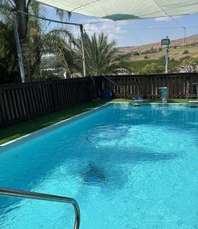 Menahemia Hotel | בינות תמרים