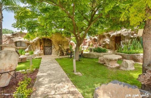 Hosen Cabin | בקתות אירוח המערות - מושב חוסן מרשת V CLUB