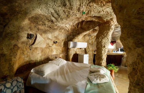 Hosen Cabin | בקתות אירוח המערות - מושב חוסן מרשת V CLUB