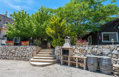 Beit Jann Apartment | בקתות עץ מעל העננים - אירוח דרוזי - בקתות כפריות עם נוף מהמם ובריכה משותפת