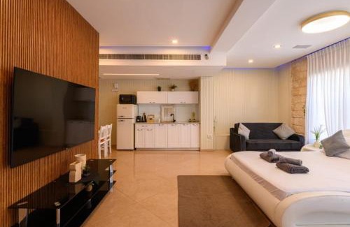 Tel Aviv Bed & Breakfast | גג החלומות - 4 סוויטות מהממות עם ג'קוזי ספא פרטי בתל אביב