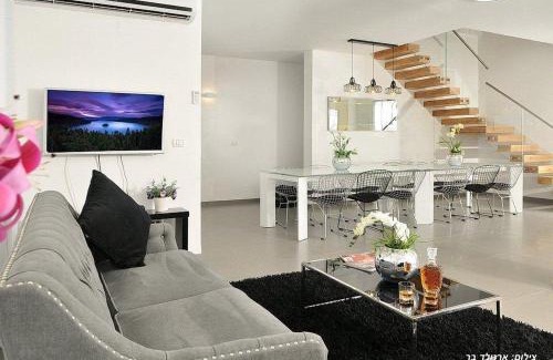 Peqiin Hadasha Villa | וילה אל סלבדור - וילה מדהימה עם בריכה פרטית וג'קוזי