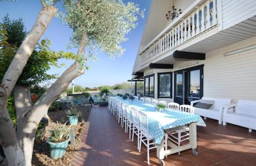 Yavne'el Bed & Breakfast | לוז כנרת של רשת לב הגולן - וילה ו-4 צימרים מושלמים עם בריכה משותפת ליד הכנרת