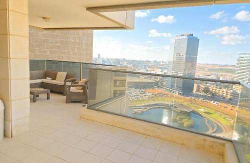 Petah Tikva Apartment | מיני פנטהאוס נווה גן Mini Penthouse by Lake Neve Gan