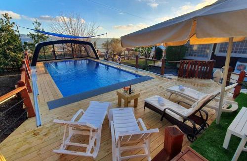 Tzuriel Bed & Breakfast | מרגנית בגליל - בקתות כפריות מקסימות עם ג'קוזי פרטי מול נוף משגע ובריכה גדולה במתחם - Wooden cabins with a private jacuzzi in front of a Galilean view and a big swimming pool in the complex