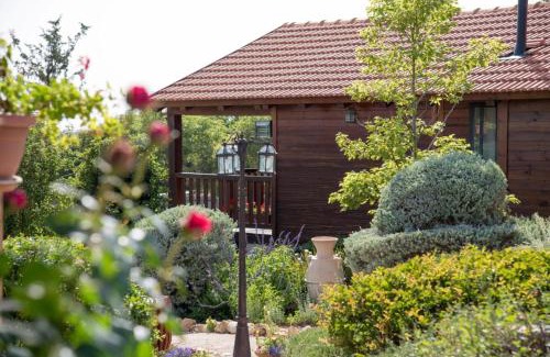 Tzuriel Bed & Breakfast | מרגנית בגליל - בקתות כפריות מקסימות עם ג'קוזי פרטי מול נוף משגע ובריכה גדולה במתחם - Wooden cabins with a private jacuzzi in front of a Galilean view and a big swimming pool in the complex