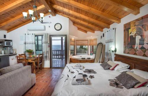 Tzuriel Bed & Breakfast | מרגנית בגליל - בקתות כפריות מקסימות עם ג'קוזי פרטי מול נוף משגע ובריכה גדולה במתחם - Wooden cabins with a private jacuzzi in front of a Galilean view and a big swimming pool in the complex