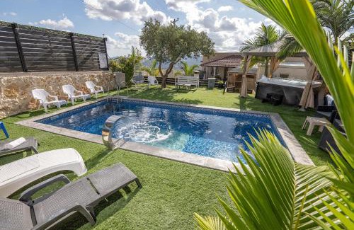 Ein Al-Asad Bed & Breakfast | צימר בין ההרים - צימרים כפריים קסומים עם בריכה, ג'קוזי ונוף מהמם