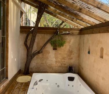 Ein Hod Artists Village Cabin | צימר השקדיה