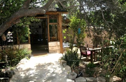 Ein Hod Artists Village Cabin | צימר השקדיה