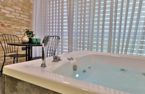 Haifa Apartment | שקיעה בים 75 - דירה מהממת עם ג'קוזי ספא ליד הים יש מקלט