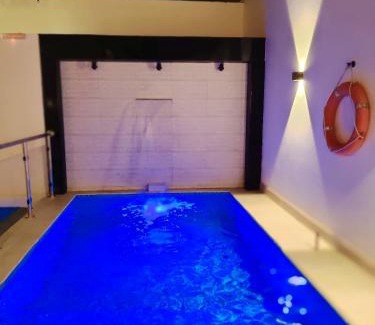 Al Mubarraz Ski Chalet | شاليه جريين اوايسس بمسبح وغرفة نوم واحده وصاله وجلسه خارجيه