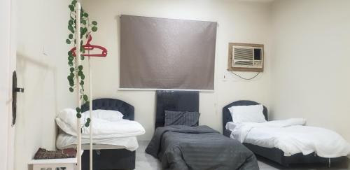 Tabuk Apartment | شقة بنظام فندقي بعقار سكني عائلي بغرفتين نوم ومجلس دور أرضي مخدوم غرفة نوم رئيسه بسرير كبير حمام خاص وغرفة نوم ثانية ب 3 اسرة مفردة وبحمام مستقل و مطبخ مجهز و مجلس و مدخل مستقل الارخص بالنظام الفندقي الخاص