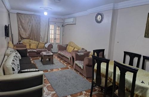 Tukh Apartment | شقة مفروشة 5 سراير في كامب شيزار