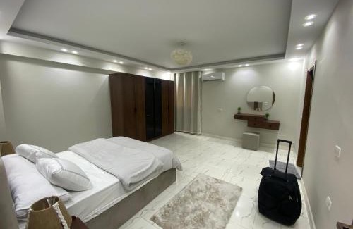 Al Duqqi Apartment | شقه فندقيه حديثه فرش جديد بالمهندسين للإيجار