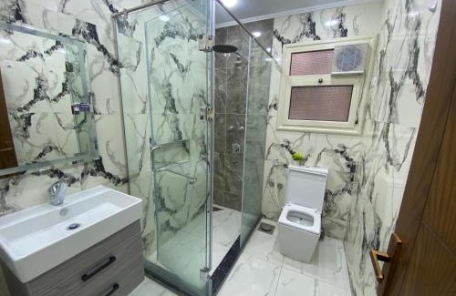 Al Duqqi Apartment | شقه فندقيه حديثه فرش جديد بالمهندسين للإيجار