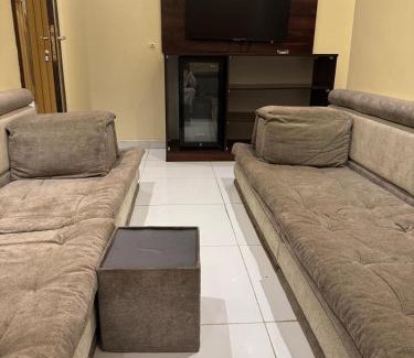 Jizan Apartment | غرفة وصالة مجمع الزارب