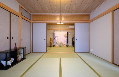 Higashi Ward Villa | 中山宿 Nakayama Villa 車移動に便利な広島高速すぐそば165平米の贅沢空間 無料駐車場に充電スタンド有り supported by COCOSTAY