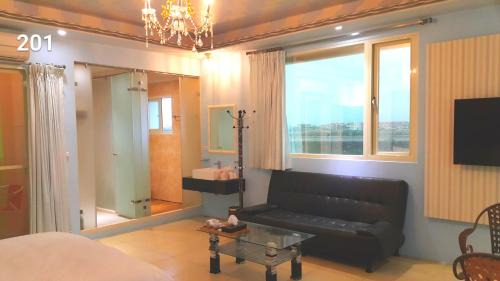 Wujie House | 夢幻城堡民宿