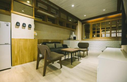 West Central District House | 許家古宅 4-6人包棟民宿